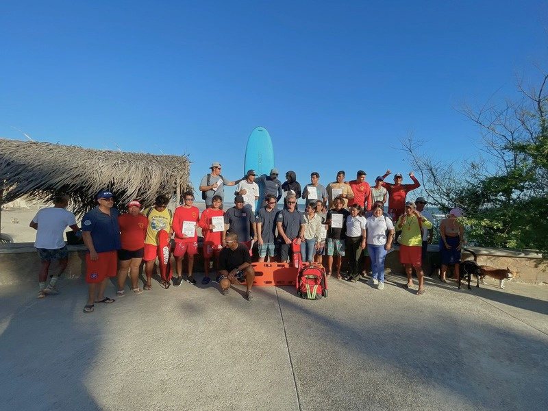 La Cooperativa de Surf de Huatulco en la playa