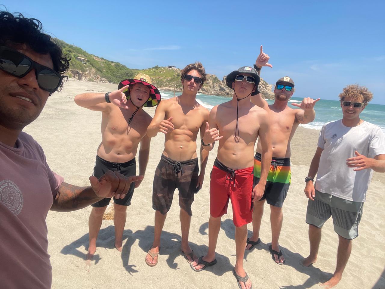 Robert con un grupo de surfistas en la playa