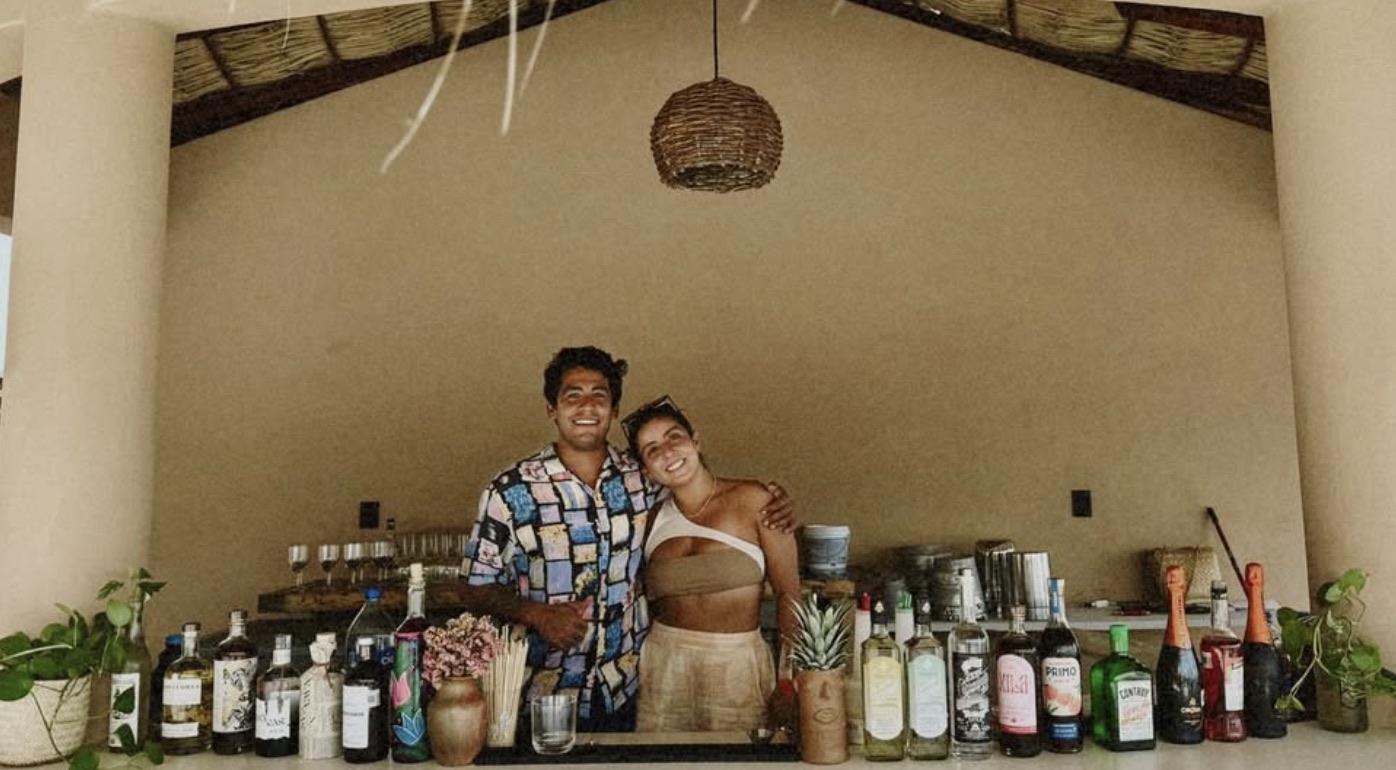 La barra de Pura Vida Surf & Beach Club